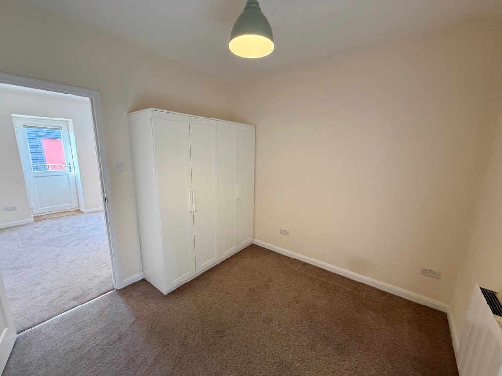 Lot: 194 - VACANT FREEHOLD TOWNHOUSE WITH PARKING - Bedroom 2 with window to rear